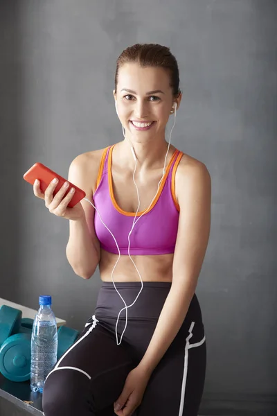 Mujer escuchando música después del entrenamiento —  Fotos de Stock