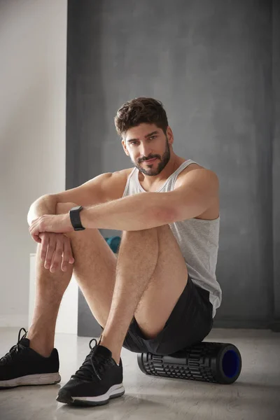 Homme utilisant rouleau à la salle de gym . — Photo