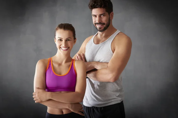 Femme et homme debout au gymnase — Photo