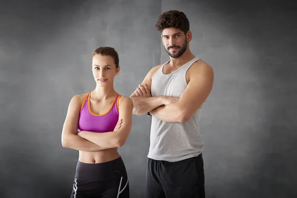 Wanita dan pria berdiri di gym — Stok Foto