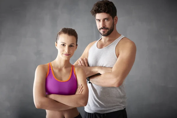 Nő és férfi állandó az edzőteremben — Stock Fotó