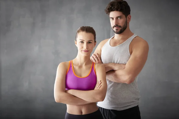 Jeune couple dans la salle de gym — Photo