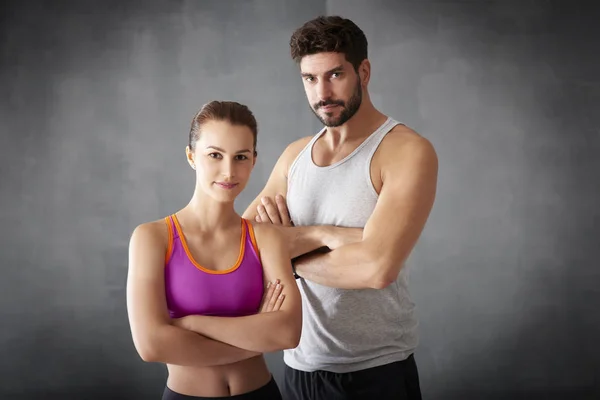 Sportliches junges Paar im Fitnessstudio — Stockfoto