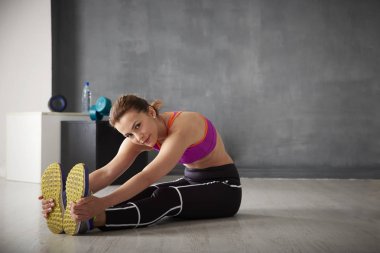 Genç kadın bacaklarını açıyor. 