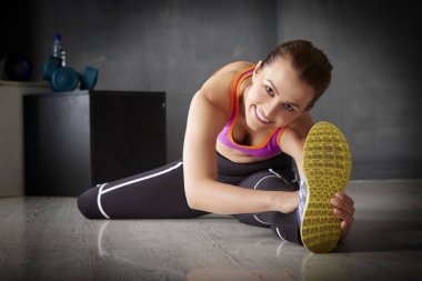 Genç kadın bacaklarını açıyor. 