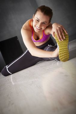 Genç kadın bacaklarını açıyor. 