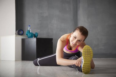 Genç kadın bacaklarını açıyor. 