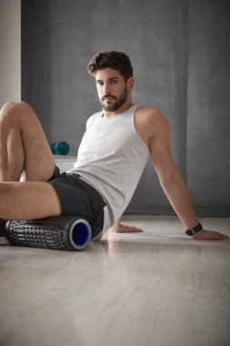 köpük rulo kullanan adam 