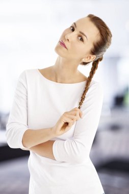 Saçlarıyla oynayan kadın.