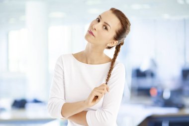 ofiste duran kadın. 