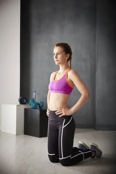 Vrouw aan het sporten in de sportschool. — Stockfoto