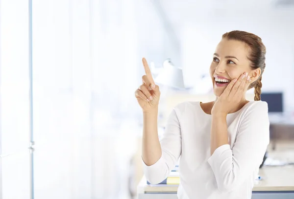 Jonge vrouw wijzend met vinger — Stockfoto