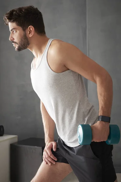 Hombre haciendo ejercicio con mancuerna —  Fotos de Stock