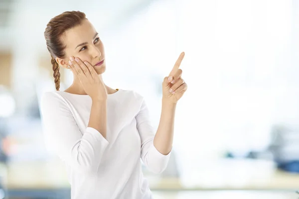Mujer en la oficina señalando con el dedo — Foto de Stock