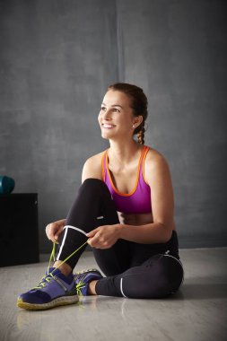 Genç kadın bağcık bağlama