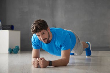 tahta yapan genç erkek