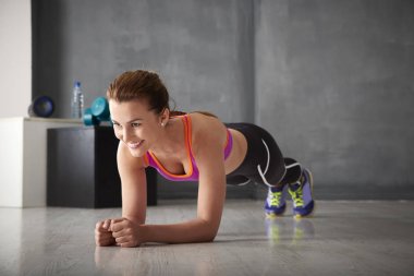 genç kadının kalası yapması