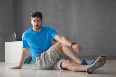 genç adam spor salonunda germe