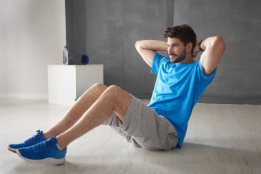  Sit yapan genç erkek ups