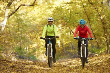 İki kadın bisikletçiler 
