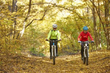 İki kadın bisikletçiler 