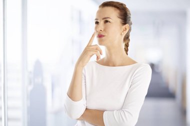 Güzel bir genç kadının portresi.