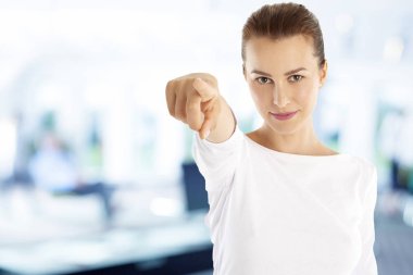 Gülümseyen genç bir kadının portresi