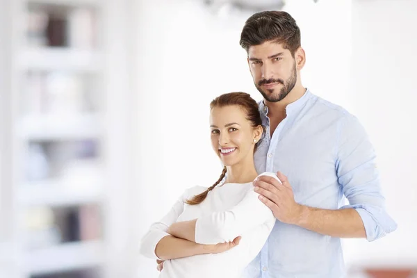 Pareja joven cariñosa — Foto de Stock