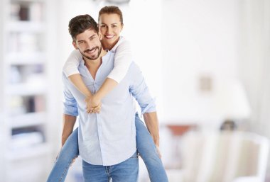 Sırtımda güzel kız arkadaşına veren mutlu genç adam