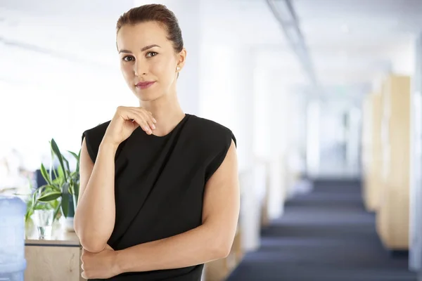 Giovane donna professionale fiduciosa — Foto Stock