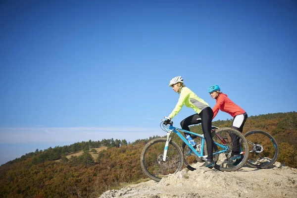 Две Женщины Велосипедистки Наслаждаются Красивыми Пейзажами Время Езды Горном Велосипеде — стоковое фото