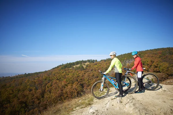 Две Женщины Велосипедистки Наслаждаются Красивыми Пейзажами Время Езды Горном Велосипеде — стоковое фото