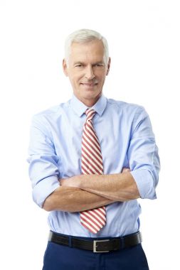 Kendine güvenen üst düzey adam silah ile ayakta çarpı işareti, izole beyaz