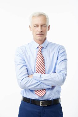 Silah ile başarılı yaşlı adam ayakta, izole beyaz ve bakıyorsun geçti. 