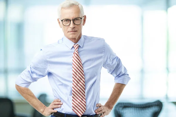 Αυτοπεποίθηση Ανώτερος Άνθρωπος Φορώντας Πουκάμισο Σηκωμένα Μανίκια Στεμένος Στο Γραφείο — Φωτογραφία Αρχείου