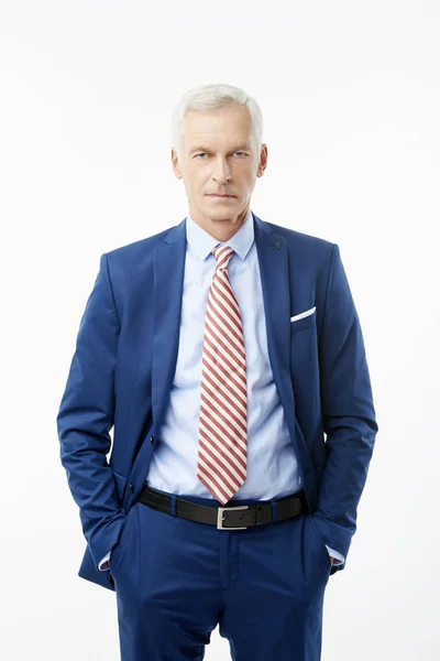 Säker Senior Mannen Bär Kostym Stående Isolerade Vit — Stockfoto