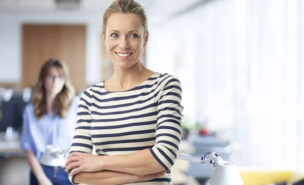 Vackra Leende Mogen Affärskvinna Casual Kläder När Står Med Armarna — Stockfoto