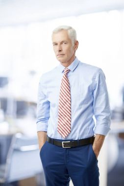 Satış adam ofiste iş toplantıdan sonra ayakta.