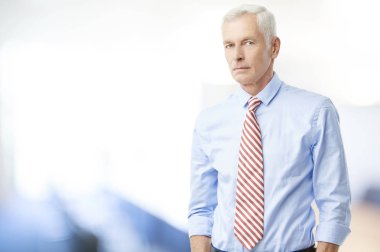 Gömlek ve kravat takıyor kendine güvenen komuta sizde.