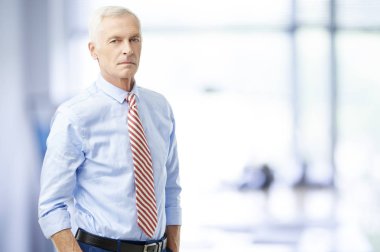 Gömlek ve kravat takıyor kendine güvenen komuta sizde.