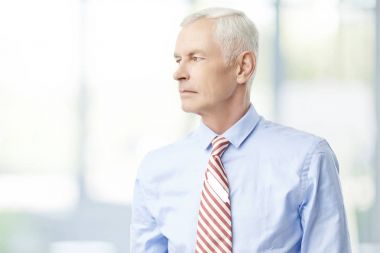 Ofisinde dururken düşünceli arıyorum bir üst düzey Finans Müdürü iş adamı Close-Up.