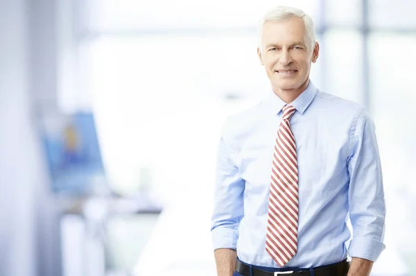 Venditore Piedi Ufficio Dopo Riunione Lavoro — Foto Stock