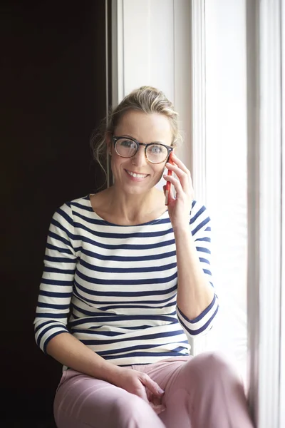 Glückliche Frau Mittleren Alters Benutzt Ihr Handy Und Spricht Mit — Stockfoto