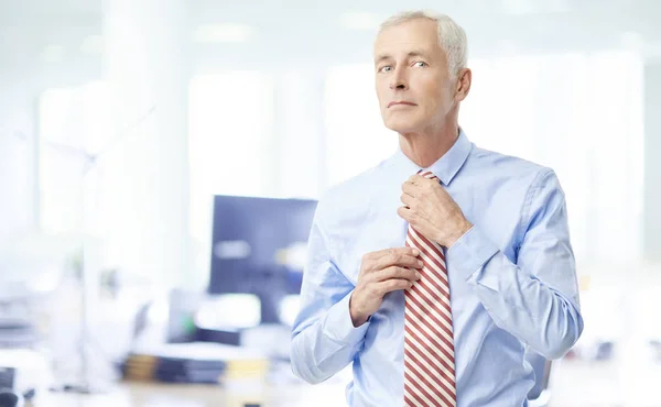 Hombre Negocios Senior Parado Oficina Mientras Usa Camisa Corbata Anudada — Foto de Stock