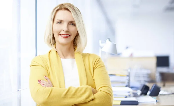 Mooie Rijpe Verkoop Zakenvrouw Dragen Casual Kleding Glimlachend Staand Met — Stockfoto