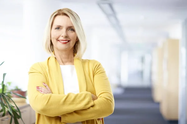 Beautiful Mature Sales Businesswoman Wearing Casual Clothes Smiling While Standing — Stock Photo, Image