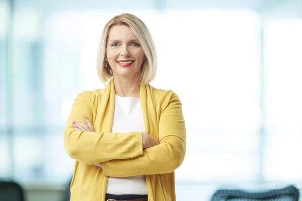 Happy Mature Woman Looking Camera While Standing Arms Crossed — Stock Photo, Image