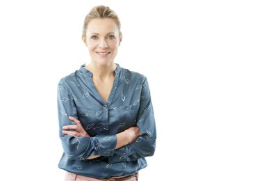 Güzel orta gülümseyen izole beyaz arka plan geçti silah ile duran kadın yaşlı. 