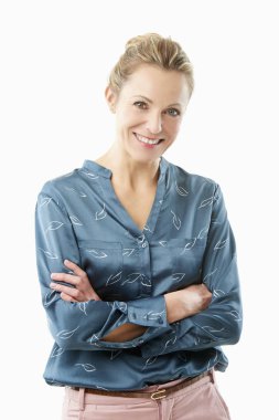 Güzel orta gülümseyen izole beyaz arka plan geçti silah ile duran kadın yaşlı. 