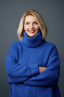 Vasıl geçmiş geçti silah ile duran güzel orta yaşlı kadın. 